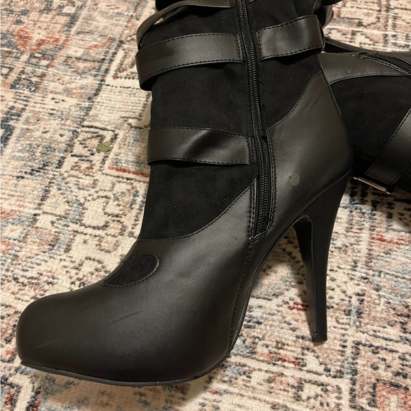 SPIRIT Black Buckle & Strap Dress Up High Heel Boots Zipper Size L 9/10 - Picture 4 of 6